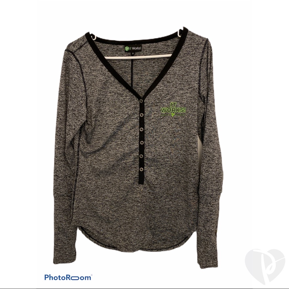 It Works long sleeve athletic button down